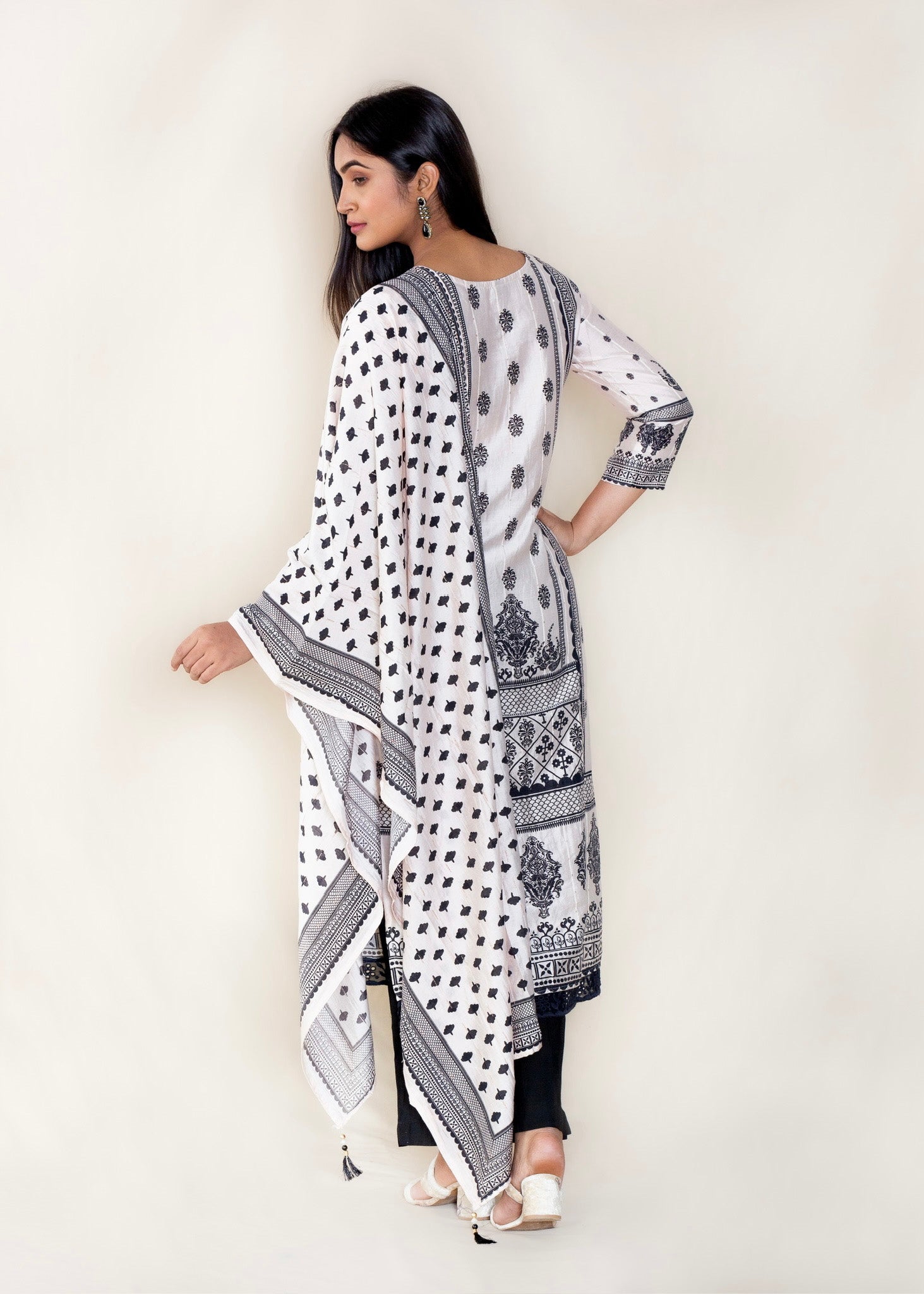 Black and White Kurta Set in Muslin Cotton Fabric