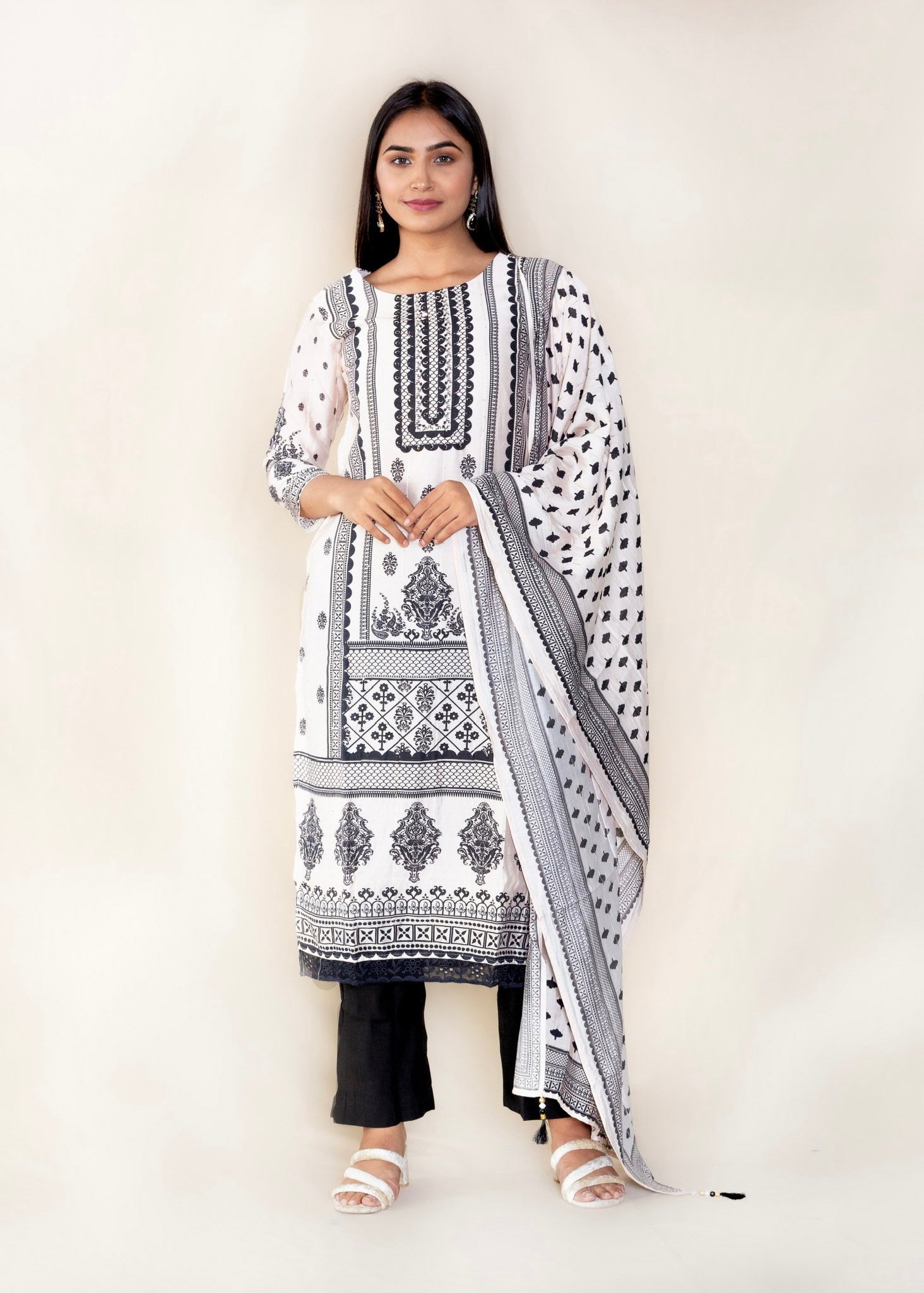 Black and White Kurta Set in Muslin Cotton Fabric