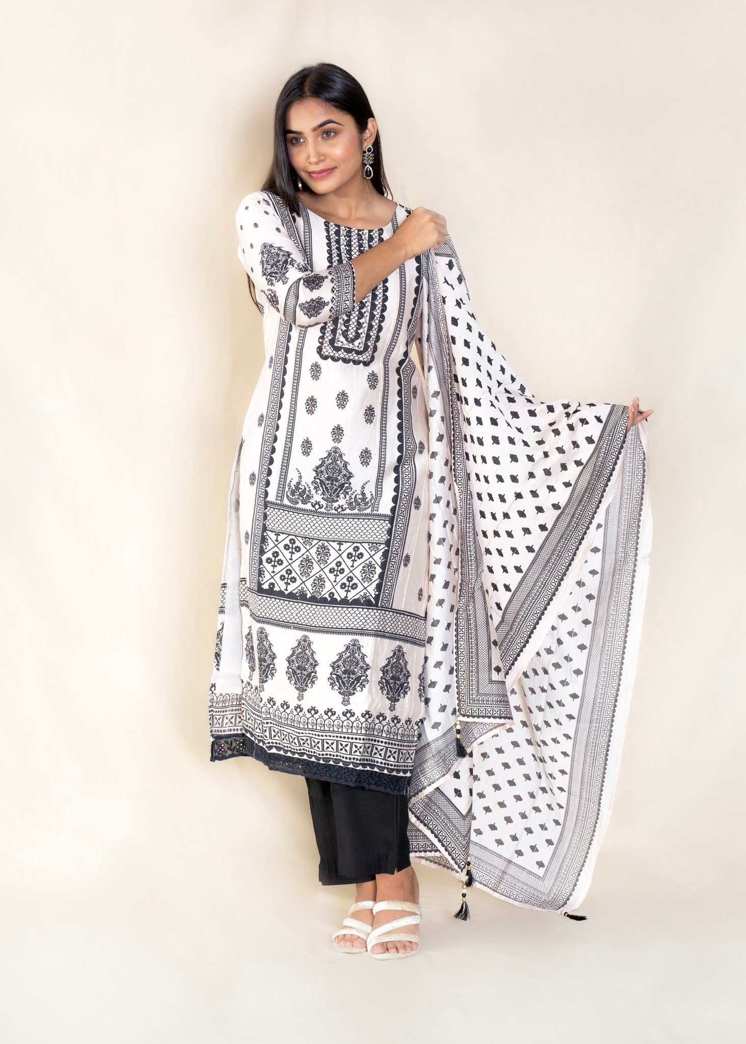 Black and White Kurta Set in Muslin Cotton Fabric